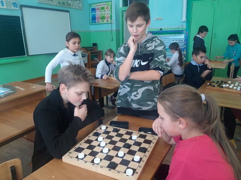 Школьный турнир по шашками.
